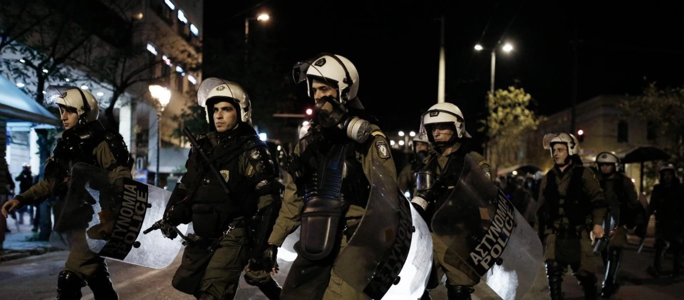 Αδιανόητο: Εστειλαν τα ΜΑΤ για να διαλύσουν πολίτες που... απλά κάθονται στην πλατεία Αγίας Παρασκευής! (βίντεο)